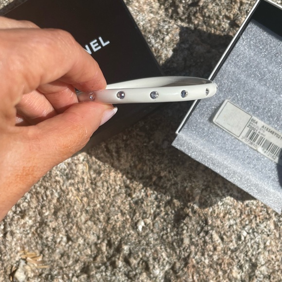 Chanel white plastic bangle - Picture 15 of 16